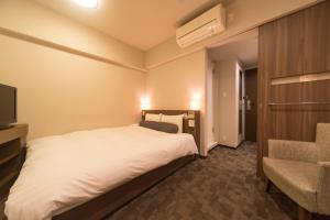 多美迎PREMIUM涩谷神宫前酒店客房内的一张或多张床位