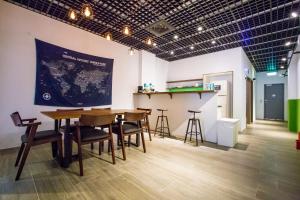 宜兰市山啄木青年旅馆的配有桌椅和柜台的房间