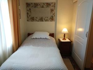 蒙特港Apart Hotel Aleman的一间小卧室,配有白色的床和一盏灯