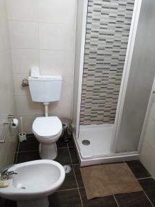法鲁Sleep & Go Faro Airport Guest House的一间带卫生间和淋浴的小浴室