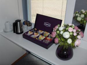 鹿特丹泽文坎普住宿加早餐酒店的一张桌子,上面放着一盒糖果和花瓶
