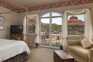 塞多纳塞多纳峡谷别墅住宿加早餐旅馆的一间卧室配有一张床,享有峡谷的景色