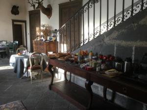 MarsatManoir d'Aubeterre的楼梯旁的桌子上放着食物