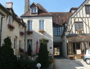 Ligny-le-ChâtelLOGIS HOTEL - Le Relais Saint Vincent的一群在街上停车的建筑物