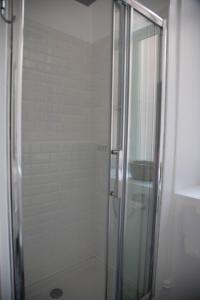 图卢兹L'authentique - Coeur de ville的浴室里设有玻璃门淋浴