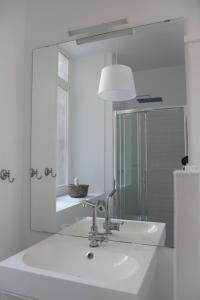 图卢兹L'authentique - Coeur de ville的白色的浴室设有水槽和镜子