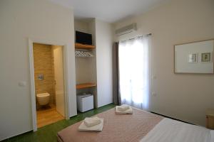 斯派赛斯安西斯别墅旅馆的一间卧室配有一张床,上面有两条毛巾