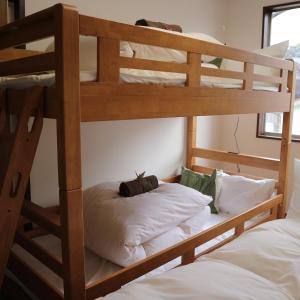 富士山哈娜旅馆客房内的一张或多张双层床