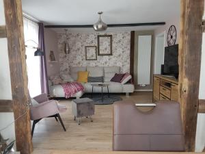 弗里茨拉尔Apartment Rose的客厅配有沙发和桌子