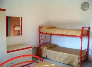 布里亚蒂科欧亚希住宅酒店的客房设有两张双层床和镜子