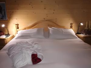 BedolloBaita del Nonno dei Pitoi的卧室配有白色床单和白色床。