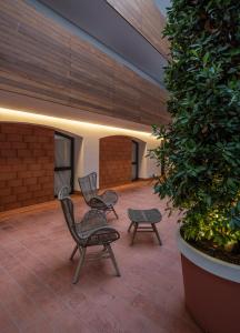 普拉加德阿罗Cliper Apartments by Escampa Hotels的庭院配有两把椅子和一张桌子
