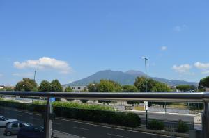 那不勒斯B&B Vesuvius的从停车场的阳台上可欣赏到风景