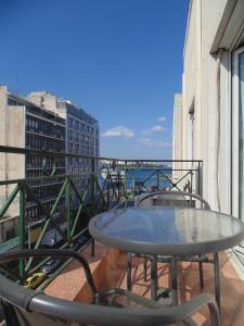 Piraeus Acropole Hotel的阳台或露台