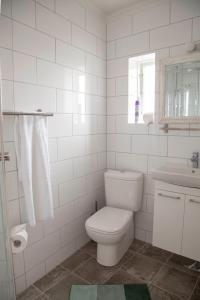 博尔加内斯Private and peaceful one bedroom apartments的白色的浴室设有卫生间和水槽。