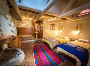 库斯科La Casa de Campo的一间带两张床的卧室和地毯