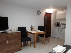 克拉科夫Studio的配有桌椅和厨房的房间