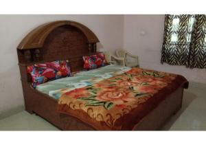 布什格尔Peaceful Palace in Pushkar的一张大木床,上面有毯子