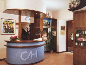 罗卡迪坎比奥Cristall Hotel的一间室内带柜台的理发店