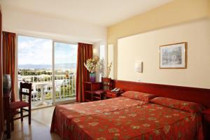 坎帕斯蒂利亚Linda的酒店客房设有一张床和一个大窗户
