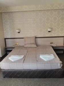 索非亚卡萨布兰卡酒店的一张大床,上面有两条白色毛巾