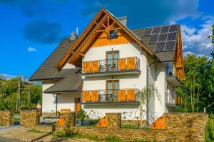 什恰夫尼察Willa Na Skarpie的屋顶上设有太阳能电池板的房子