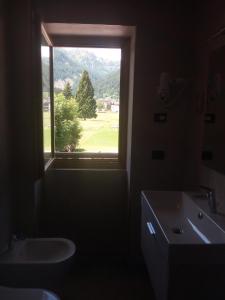 法尔西德雪绒花酒店的一间带水槽的浴室和一个美景窗户