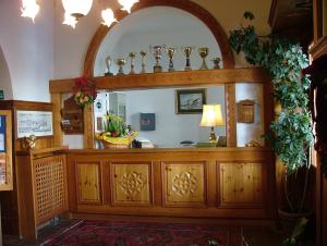 卡纳泽伊萨沃亚酒店的一间设有大镜子和木制橱柜的客房