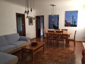 松塞拉德马里纳Chalet Son Serra的客厅配有沙发和桌子