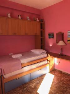 松塞拉德马里纳Chalet Son Serra的配有粉红色墙壁的客房内的两张床