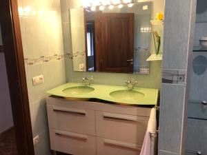 松塞拉德马里纳Chalet Son Serra的一间带绿色水槽和镜子的浴室