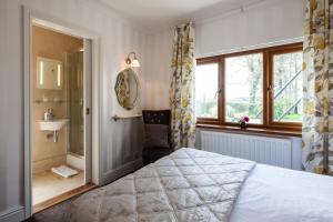 桑德斯富特Langdon Farm Guest House的一间卧室配有床、水槽和窗户