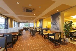 常滑市Spring Sunny Hotel Nagoya Tokoname ekimae的自助餐厅内带桌椅的餐厅