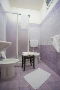 波托帕洛B&B Terra Nobile - Portopalo的一间带水槽、卫生间和淋浴的浴室