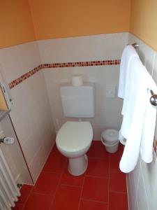 鲁斯特利奇酒店的浴室配有白色卫生间和毛巾。