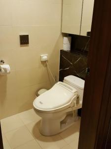 釜山海云台巴达公寓的浴室配有白色卫生间和盥洗盆。