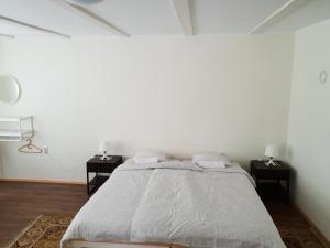 KoviljCoffeecamp-Kovilj的一间白色卧室,配有大床和2个床头柜