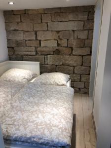 葡萄酒之路上的诺伊施塔特弗里奇度假屋的一间卧室设有砖墙和一张床