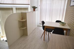 斯利文Studio Toni的一间配备有白色桌椅的用餐室