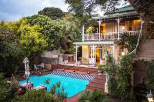 德班戈布尔棕榈宾馆及休闲度假村的一座带游泳池的房子的图象