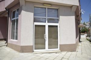 斯利文Studio Toni的大楼的白色门,设有窗户