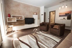 伦诺Il Golfo Apartment的带沙发和电视的客厅