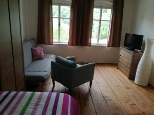 洛克特乌布特瓦尼帕德杰柘木公寓的客厅配有沙发和椅子