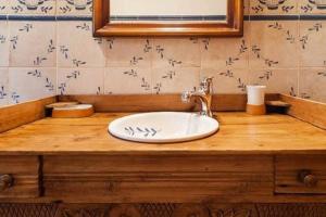 科尼尔-德拉弗龙特拉Casa rural-Granja (La casa de la abuela Juana)的浴室配有带水槽的木制台面