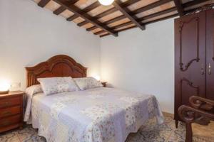 科尼尔-德拉弗龙特拉Casa rural-Granja (La casa de la abuela Juana)的卧室配有带白色棉被的床