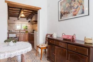 科尼尔-德拉弗龙特拉Casa rural-Granja (La casa de la abuela Juana)的一个带柜台和桌子的厨房