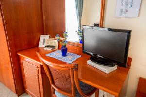 切法卢地中海酒店的一张桌子,上面有一台电脑显示器