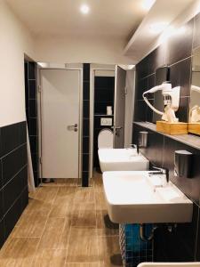 汉堡MAC城市旅舍的一间带两个盥洗盆和卫生间的浴室