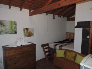 普赖尼亚德拜舒Casas de Campo HousesInPico的一间卧室配有一张床和一个梳妆台