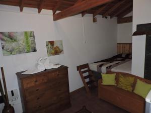 普赖尼亚德拜舒Casas de Campo HousesInPico的一间卧室配有一张床、梳妆台和椅子